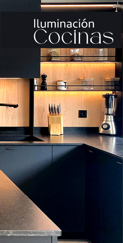 Iluminación para Cocina con focos empotrados y lámparas sobre la isla, que brindan una luz funcional.